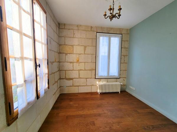 Maison de maître avec dépendances et troglodytes.