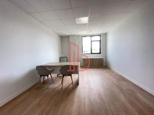 Bureau de 1240 m² à vendre à Bordeaux Lac - Bruges