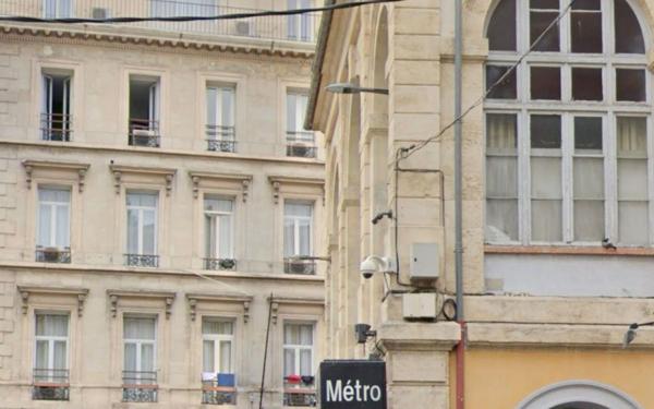 Appartement à vendre    2 pièces • 72 m2 Marseille 1