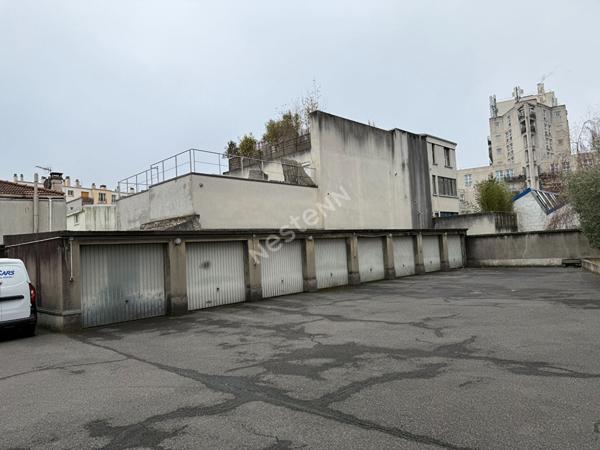 MONTREUIL, QUARTIER CROIX DE CHAVAUX , A VENDRE 10 BOXES ET 20 PLACES DE PARKINGS