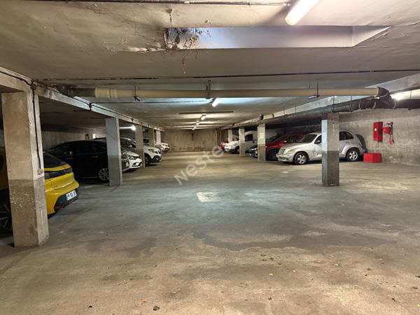 MONTREUIL, QUARTIER CROIX DE CHAVAUX , A VENDRE 10 BOXES ET 20 PLACES DE PARKINGS