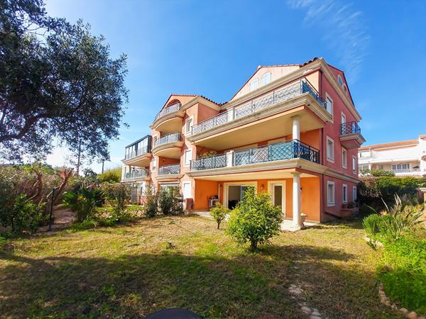 CARQUEIRANNE GRAND APPARTEMENT AVEC TERRASSE ET JARDIN !