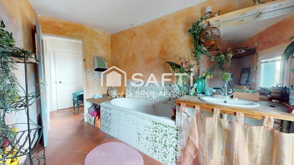 MAISON DE VILLAGE SUR 3 NIVEAUX BEAUCOUP DE CACHET