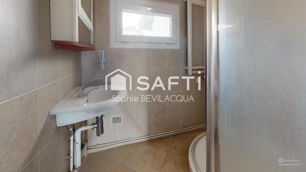 MAISON DE VILLAGE SUR 3 NIVEAUX BEAUCOUP DE CACHET