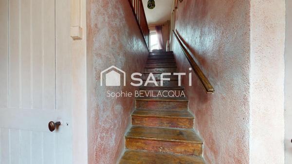 MAISON DE VILLAGE SUR 3 NIVEAUX BEAUCOUP DE CACHET