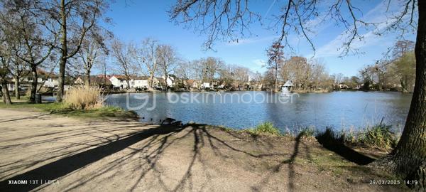 Bel Appartement 4 pièces 82 m²,à 2 mn à pied du parc des 33 hectares à Neuilly sur Marne.

Situé au 3ème étage d'une résidence bien entretenue, je vous propose cet Appartement bien agencé et fonctionnel de 82 m², avec 4 belles pièces. idéal pour un investissement estimation locative 1400€.
Il se compose d'une entrée spacieuse avec vastes placards de rangements, elle dessert l'espace jour, d'un coté une belle Pièce à vivre baignée de lumière Grace à son exposition sud-ouest, qui se prolonge d'un balcon offrant un bel Extérieur pour profiter de l'environnement verdoyant, et de l'autre, coté Une grande cuisine Fermée, aménagée et Fonctionnelle. Un deuxième dégagement avec placards mène vers l'espace nuit ou on Trouve 3 belles chambres Très lumineuses et spacieuses dont une avec rangements, une grande salle de bain et Un WC séparé.

Une cave et un box fermé viennent compléter ce bien.

La résidence est clôturée, entourée d'un jardin et une terrasse privative, elle est équipée d'une entrée sécurisée Ainsi qu'un emplacement pour lavage de véhicules.

En termes de commodités, le quartier est réputé pour sa proximité avec des établissements scolaires de qualité accessibles à pied, les transports en commun, notamment les lignes de bus 127, 214 et 303 assurent une connexion efficace vers les communes avoisinantes mais pour Paris c'est le RER A à Neuilly Plaisance et le RER E au Chenay Gagny.