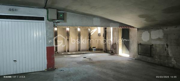 Bel Appartement 4 pièces 82 m²,à 2 mn à pied du parc des 33 hectares à Neuilly sur Marne.

Situé au 3ème étage d'une résidence bien entretenue, je vous propose cet Appartement bien agencé et fonctionnel de 82 m², avec 4 belles pièces. idéal pour un investissement estimation locative 1400€.
Il se compose d'une entrée spacieuse avec vastes placards de rangements, elle dessert l'espace jour, d'un coté une belle Pièce à vivre baignée de lumière Grace à son exposition sud-ouest, qui se prolonge d'un balcon offrant un bel Extérieur pour profiter de l'environnement verdoyant, et de l'autre, coté Une grande cuisine Fermée, aménagée et Fonctionnelle. Un deuxième dégagement avec placards mène vers l'espace nuit ou on Trouve 3 belles chambres Très lumineuses et spacieuses dont une avec rangements, une grande salle de bain et Un WC séparé.

Une cave et un box fermé viennent compléter ce bien.

La résidence est clôturée, entourée d'un jardin et une terrasse privative, elle est équipée d'une entrée sécurisée Ainsi qu'un emplacement pour lavage de véhicules.

En termes de commodités, le quartier est réputé pour sa proximité avec des établissements scolaires de qualité accessibles à pied, les transports en commun, notamment les lignes de bus 127, 214 et 303 assurent une connexion efficace vers les communes avoisinantes mais pour Paris c'est le RER A à Neuilly Plaisance et le RER E au Chenay Gagny.