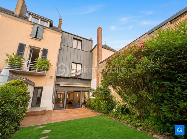 BSK IMMOBILIER vous présente cette Maison d'exception en plein coeur de LAVAL à 5 minutes à pied de la Gare ! 

Ce bien allie l'élégance de l'ancien et le design d'une extension haut de gamme.

- Au RDC : un vaste Hall d'Accueil, un Salon avec moulures et soubassements, une Salle à Manger et une Cuisine lumineuse prête à l'emploi.

- Au premier étage : 4 Chambres, une vaste Salle de Bain complète (baignoire et douche) et un WC.

- Au deuxième étage : 2 Chambres, un espace Bureau idéal pour le télétravail, une vaste pièce supplémentaire traversante/lumineuse et un WC.

- Un niveau supérieur sous combles : un bel espace avec un point d'eau privatif à configurer selon vos projets.

Vous disposerez également d'un jardin paysager sans vis-à-vis avec terrasse plein ouest, d'une annexe et d'un sous-sol.

- Menuiseries PVC / BOIS Double Vitrage 
- Chauffage au fioul par radiateurs
- Toiture en Ardoise

Le tout sur une parcelle d'environ 306 m².

N'hésitez pas à me contacter pour plus d'informations ou pour organiser une visite !