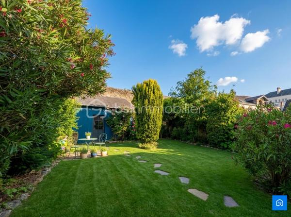 BSK IMMOBILIER vous présente cette Maison d'exception en plein coeur de LAVAL à 5 minutes à pied de la Gare ! 

Ce bien allie l'élégance de l'ancien et le design d'une extension haut de gamme.

- Au RDC : un vaste Hall d'Accueil, un Salon avec moulures et soubassements, une Salle à Manger et une Cuisine lumineuse prête à l'emploi.

- Au premier étage : 4 Chambres, une vaste Salle de Bain complète (baignoire et douche) et un WC.

- Au deuxième étage : 2 Chambres, un espace Bureau idéal pour le télétravail, une vaste pièce supplémentaire traversante/lumineuse et un WC.

- Un niveau supérieur sous combles : un bel espace avec un point d'eau privatif à configurer selon vos projets.

Vous disposerez également d'un jardin paysager sans vis-à-vis avec terrasse plein ouest, d'une annexe et d'un sous-sol.

- Menuiseries PVC / BOIS Double Vitrage 
- Chauffage au fioul par radiateurs
- Toiture en Ardoise

Le tout sur une parcelle d'environ 306 m².

N'hésitez pas à me contacter pour plus d'informations ou pour organiser une visite !