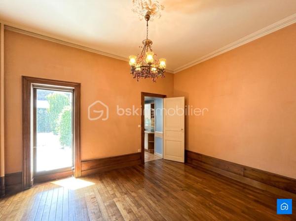 BSK IMMOBILIER vous présente cette Maison d'exception en plein coeur de LAVAL à 5 minutes à pied de la Gare ! 

Ce bien allie l'élégance de l'ancien et le design d'une extension haut de gamme.

- Au RDC : un vaste Hall d'Accueil, un Salon avec moulures et soubassements, une Salle à Manger et une Cuisine lumineuse prête à l'emploi.

- Au premier étage : 4 Chambres, une vaste Salle de Bain complète (baignoire et douche) et un WC.

- Au deuxième étage : 2 Chambres, un espace Bureau idéal pour le télétravail, une vaste pièce supplémentaire traversante/lumineuse et un WC.

- Un niveau supérieur sous combles : un bel espace avec un point d'eau privatif à configurer selon vos projets.

Vous disposerez également d'un jardin paysager sans vis-à-vis avec terrasse plein ouest, d'une annexe et d'un sous-sol.

- Menuiseries PVC / BOIS Double Vitrage 
- Chauffage au fioul par radiateurs
- Toiture en Ardoise

Le tout sur une parcelle d'environ 306 m².

N'hésitez pas à me contacter pour plus d'informations ou pour organiser une visite !