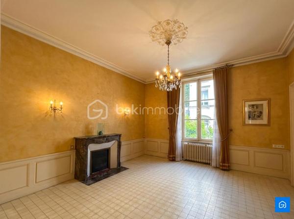 BSK IMMOBILIER vous présente cette Maison d'exception en plein coeur de LAVAL à 5 minutes à pied de la Gare ! 

Ce bien allie l'élégance de l'ancien et le design d'une extension haut de gamme.

- Au RDC : un vaste Hall d'Accueil, un Salon avec moulures et soubassements, une Salle à Manger et une Cuisine lumineuse prête à l'emploi.

- Au premier étage : 4 Chambres, une vaste Salle de Bain complète (baignoire et douche) et un WC.

- Au deuxième étage : 2 Chambres, un espace Bureau idéal pour le télétravail, une vaste pièce supplémentaire traversante/lumineuse et un WC.

- Un niveau supérieur sous combles : un bel espace avec un point d'eau privatif à configurer selon vos projets.

Vous disposerez également d'un jardin paysager sans vis-à-vis avec terrasse plein ouest, d'une annexe et d'un sous-sol.

- Menuiseries PVC / BOIS Double Vitrage 
- Chauffage au fioul par radiateurs
- Toiture en Ardoise

Le tout sur une parcelle d'environ 306 m².

N'hésitez pas à me contacter pour plus d'informations ou pour organiser une visite !
