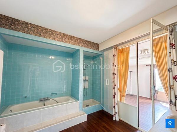BSK IMMOBILIER vous présente cette Maison d'exception en plein coeur de LAVAL à 5 minutes à pied de la Gare ! 

Ce bien allie l'élégance de l'ancien et le design d'une extension haut de gamme.

- Au RDC : un vaste Hall d'Accueil, un Salon avec moulures et soubassements, une Salle à Manger et une Cuisine lumineuse prête à l'emploi.

- Au premier étage : 4 Chambres, une vaste Salle de Bain complète (baignoire et douche) et un WC.

- Au deuxième étage : 2 Chambres, un espace Bureau idéal pour le télétravail, une vaste pièce supplémentaire traversante/lumineuse et un WC.

- Un niveau supérieur sous combles : un bel espace avec un point d'eau privatif à configurer selon vos projets.

Vous disposerez également d'un jardin paysager sans vis-à-vis avec terrasse plein ouest, d'une annexe et d'un sous-sol.

- Menuiseries PVC / BOIS Double Vitrage 
- Chauffage au fioul par radiateurs
- Toiture en Ardoise

Le tout sur une parcelle d'environ 306 m².

N'hésitez pas à me contacter pour plus d'informations ou pour organiser une visite !