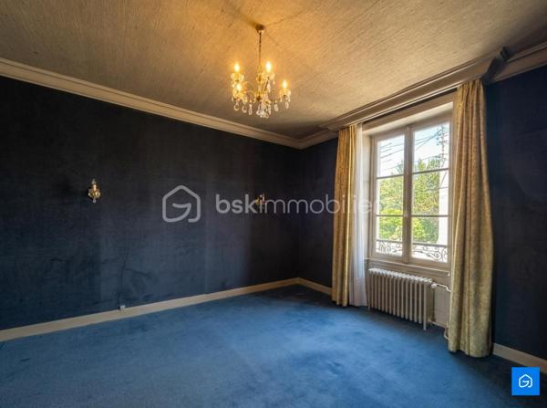BSK IMMOBILIER vous présente cette Maison d'exception en plein coeur de LAVAL à 5 minutes à pied de la Gare ! 

Ce bien allie l'élégance de l'ancien et le design d'une extension haut de gamme.

- Au RDC : un vaste Hall d'Accueil, un Salon avec moulures et soubassements, une Salle à Manger et une Cuisine lumineuse prête à l'emploi.

- Au premier étage : 4 Chambres, une vaste Salle de Bain complète (baignoire et douche) et un WC.

- Au deuxième étage : 2 Chambres, un espace Bureau idéal pour le télétravail, une vaste pièce supplémentaire traversante/lumineuse et un WC.

- Un niveau supérieur sous combles : un bel espace avec un point d'eau privatif à configurer selon vos projets.

Vous disposerez également d'un jardin paysager sans vis-à-vis avec terrasse plein ouest, d'une annexe et d'un sous-sol.

- Menuiseries PVC / BOIS Double Vitrage 
- Chauffage au fioul par radiateurs
- Toiture en Ardoise

Le tout sur une parcelle d'environ 306 m².

N'hésitez pas à me contacter pour plus d'informations ou pour organiser une visite !