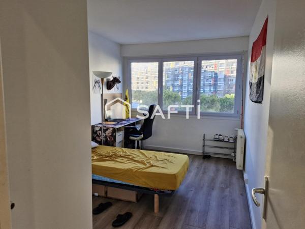appartement avec belle surface , 3 CHAMBRES , clair et au calme .