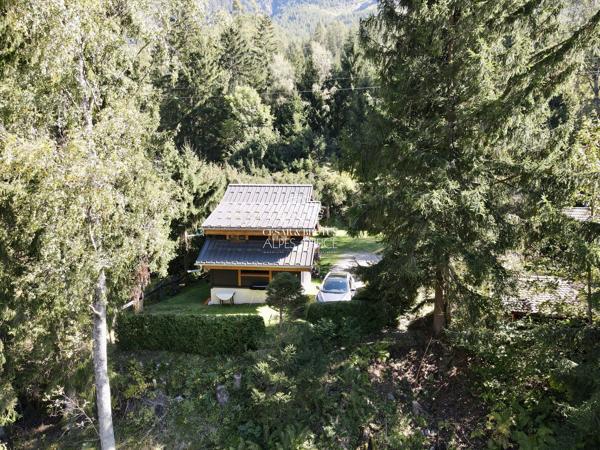 Chamonix-Mont-Blanc – Chalet 3 pièces, 2 chambres – 61 m² – Terrain de 1140 m² – Terrasse, caves et grenier