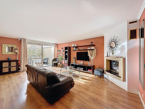 Maison de ville à Meaux dans le centre vllle - 3 chambres -120 m2 - 5 minutes à pieds de la gare - quartier du marché - 3 terrasses - cellier et garage fermé