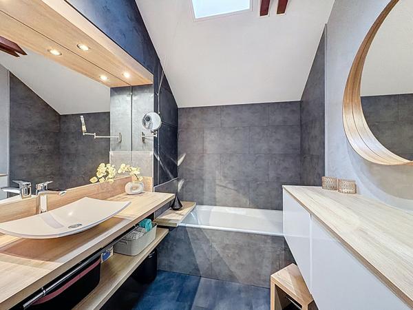 Maison de ville à Meaux dans le centre vllle - 3 chambres -120 m2 - 5 minutes à pieds de la gare - quartier du marché - 3 terrasses - cellier et garage fermé