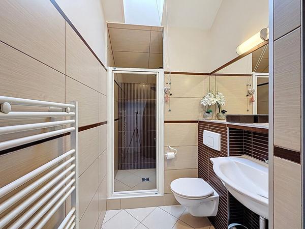 Maison de ville à Meaux dans le centre vllle - 3 chambres -120 m2 - 5 minutes à pieds de la gare - quartier du marché - 3 terrasses - cellier et garage fermé