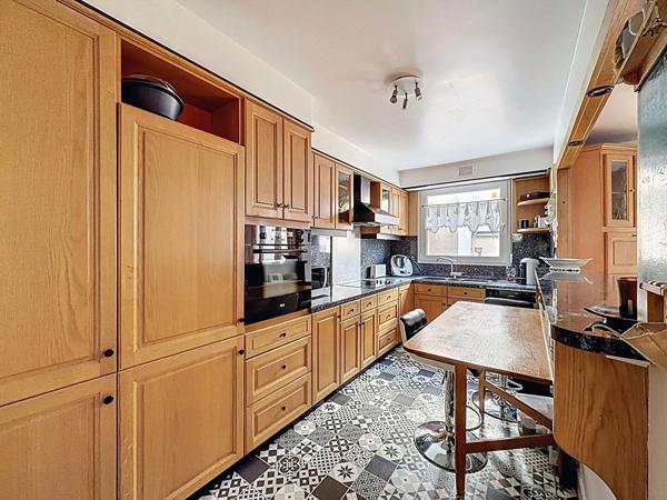 Maison de ville à Meaux dans le centre vllle - 3 chambres -120 m2 - 5 minutes à pieds de la gare - quartier du marché - 3 terrasses - cellier et garage fermé