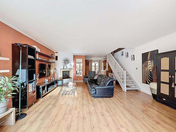 Maison de ville à Meaux dans le centre vllle - 3 chambres -120 m2 - 5 minutes à pieds de la gare - quartier du marché - 3 terrasses - cellier et garage fermé