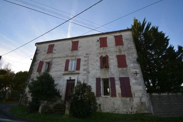 Maison à vendre 6 pièces HIERSAC (16) Rénovation à prévoir