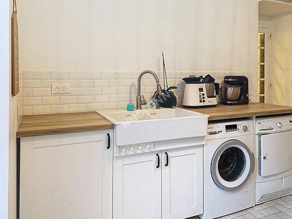 Maison en pierre sur le bourg de Sévrémoine