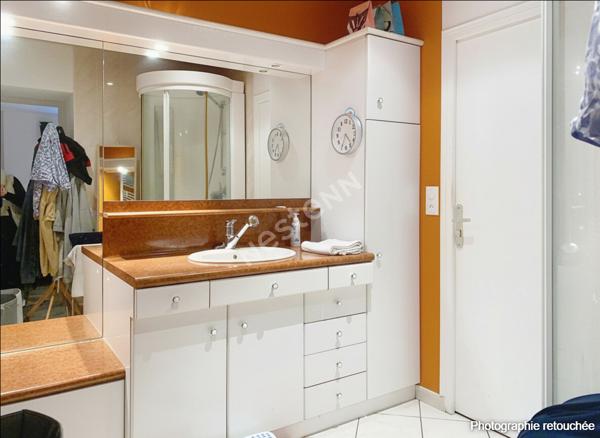 Maison en pierre sur le bourg de Sévrémoine