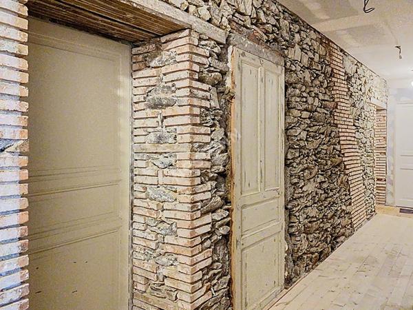 Maison en pierre sur le bourg de Sévrémoine