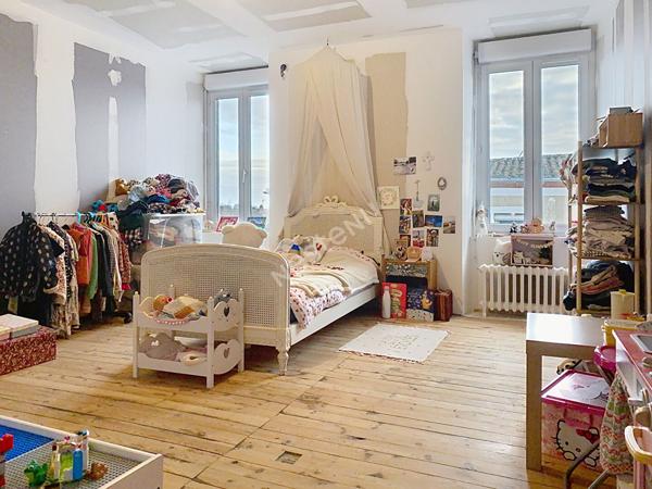 Maison en pierre sur le bourg de Sévrémoine