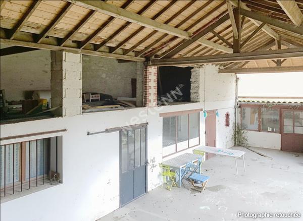 Maison en pierre sur le bourg de Sévrémoine