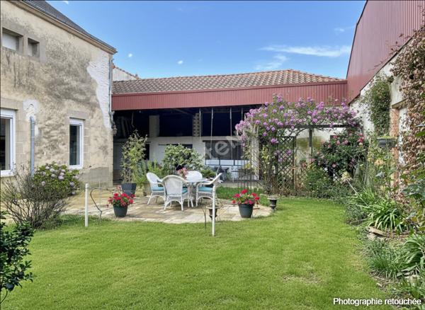 Maison en pierre sur le bourg de Sévrémoine