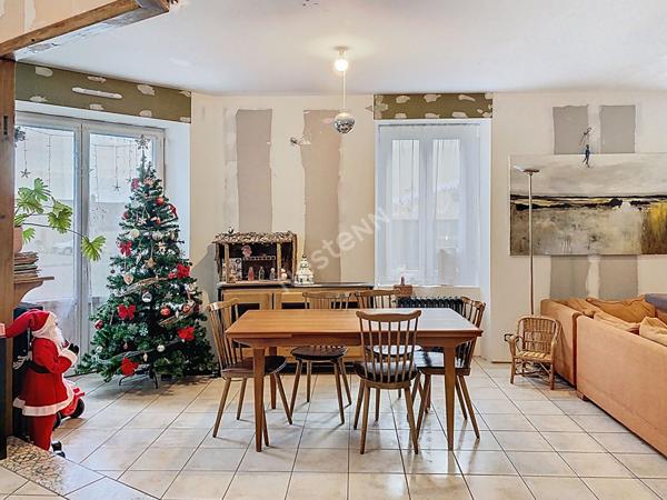 Maison en pierre sur le bourg de Sévrémoine