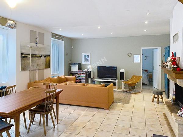 Maison en pierre sur le bourg de Sévrémoine