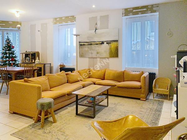 Maison en pierre sur le bourg de Sévrémoine