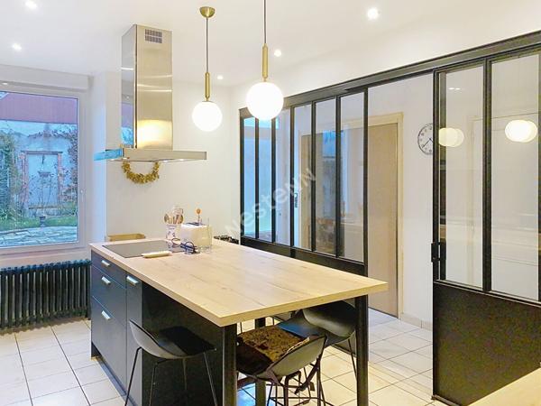 Maison en pierre sur le bourg de Sévrémoine