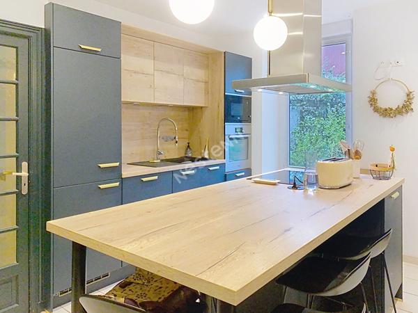 Maison en pierre sur le bourg de Sévrémoine