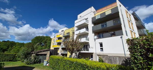 NANTES GERAUDIERE : T2 en dernier étage terrasse dans résidence de 2016, ascenseur, exposition Ouest, parking s/sol + cave. Proche petits commerces et grands axes.