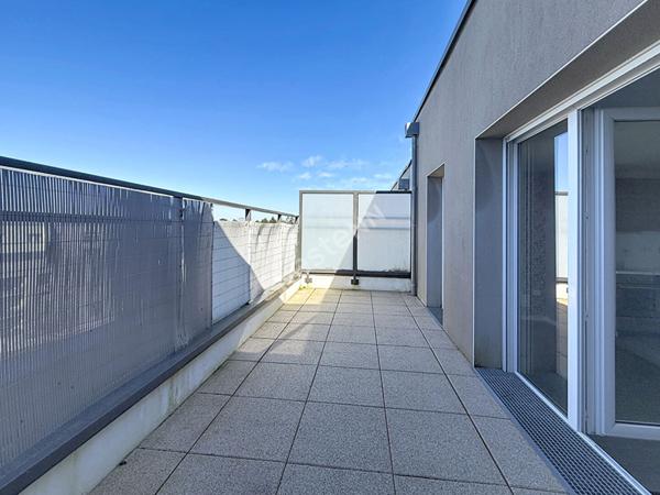 NANTES GERAUDIERE : T2 en dernier étage terrasse dans résidence de 2016, ascenseur, exposition Ouest, parking s/sol + cave. Proche petits commerces et grands axes.