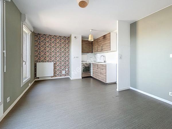 NANTES GERAUDIERE : T2 en dernier étage terrasse dans résidence de 2016, ascenseur, exposition Ouest, parking s/sol + cave. Proche petits commerces et grands axes.