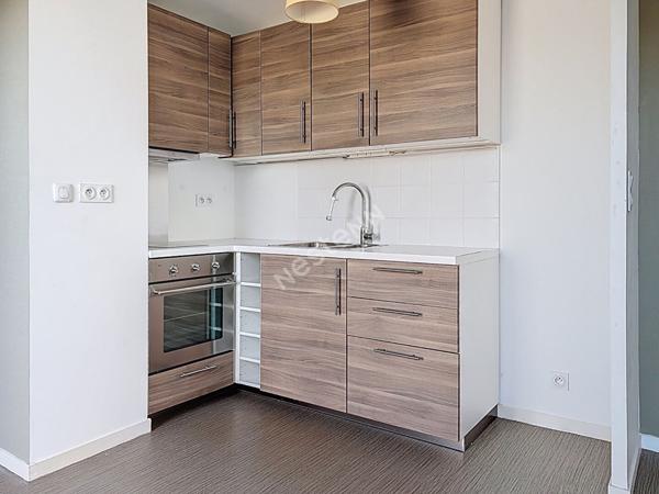 NANTES GERAUDIERE : T2 en dernier étage terrasse dans résidence de 2016, ascenseur, exposition Ouest, parking s/sol + cave. Proche petits commerces et grands axes.