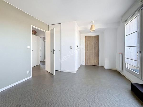 NANTES GERAUDIERE : T2 en dernier étage terrasse dans résidence de 2016, ascenseur, exposition Ouest, parking s/sol + cave. Proche petits commerces et grands axes.