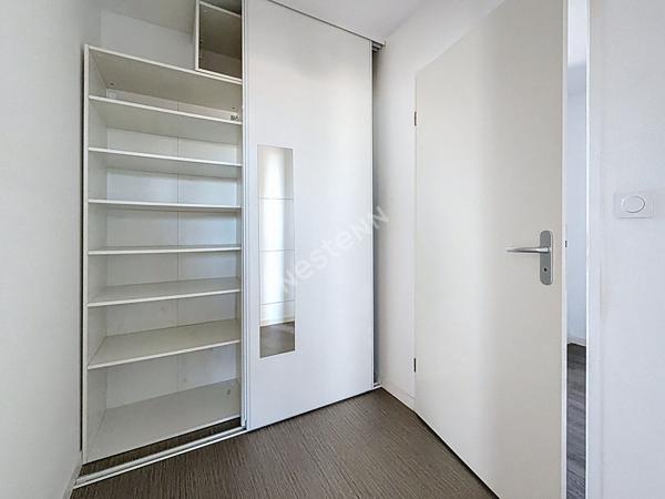 NANTES GERAUDIERE : T2 en dernier étage terrasse dans résidence de 2016, ascenseur, exposition Ouest, parking s/sol + cave. Proche petits commerces et grands axes.