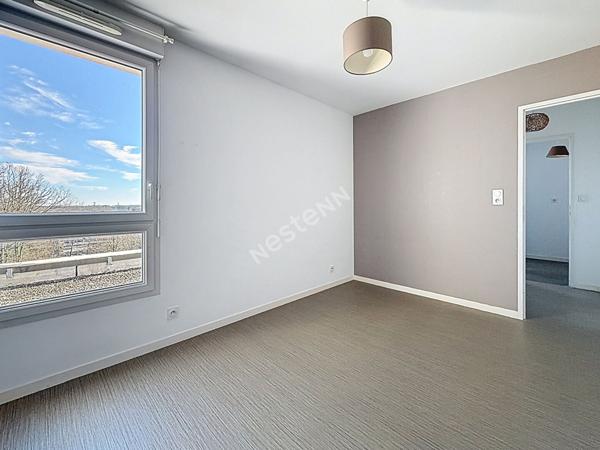 NANTES GERAUDIERE : T2 en dernier étage terrasse dans résidence de 2016, ascenseur, exposition Ouest, parking s/sol + cave. Proche petits commerces et grands axes.