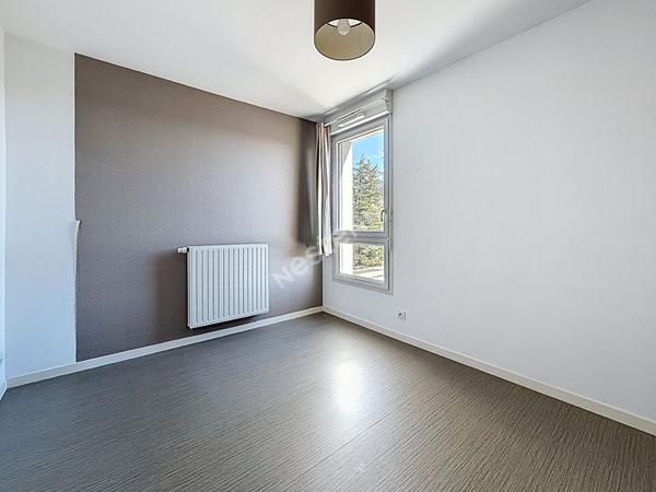 NANTES GERAUDIERE : T2 en dernier étage terrasse dans résidence de 2016, ascenseur, exposition Ouest, parking s/sol + cave. Proche petits commerces et grands axes.