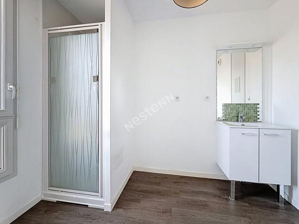 NANTES GERAUDIERE : T2 en dernier étage terrasse dans résidence de 2016, ascenseur, exposition Ouest, parking s/sol + cave. Proche petits commerces et grands axes.