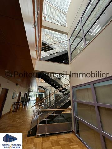 OPPORTUNITE A L’ACHAT BATIMENT TERTIAIRE 3885m2 FACILE D’ACCES AVEC TRES BELLE VISIBILITE