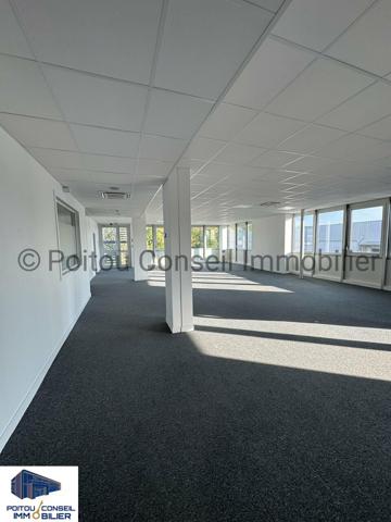 A LOUER BUREAUX D’ENVIRON 2750m2 FACILE D’ACCES AVEC 158 PLACES DE PARKINGS PROCHE PEAGE A83 POSSIBILITE DE DECOUPE A PARTIR 780m2
