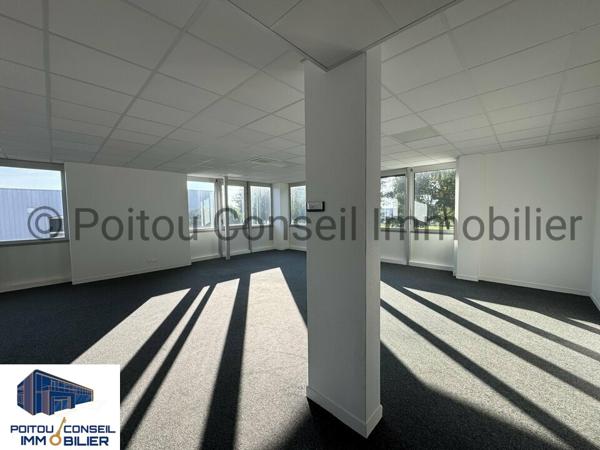 A LOUER BUREAUX D’ENVIRON 2750m2 FACILE D’ACCES AVEC 158 PLACES DE PARKINGS PROCHE PEAGE A83 POSSIBILITE DE DECOUPE A PARTIR 780m2