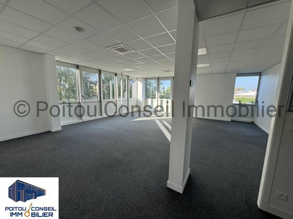 A LOUER BUREAUX D’ENVIRON 2750m2 FACILE D’ACCES AVEC 158 PLACES DE PARKINGS PROCHE PEAGE A83 POSSIBILITE DE DECOUPE A PARTIR 780m2