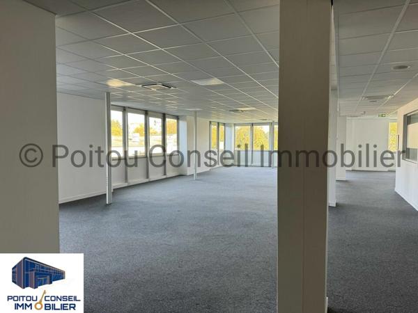 A LOUER BUREAUX D’ENVIRON 2750m2 FACILE D’ACCES AVEC 158 PLACES DE PARKINGS PROCHE PEAGE A83 POSSIBILITE DE DECOUPE A PARTIR 780m2